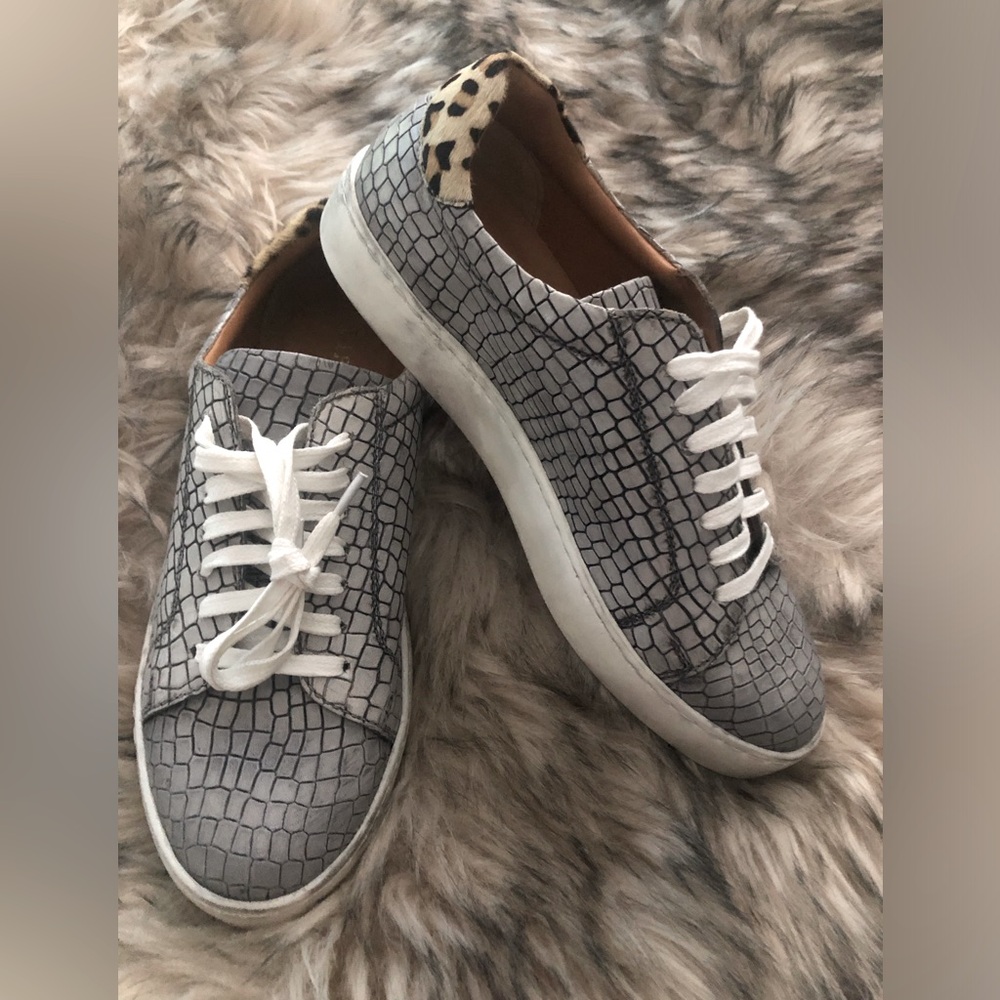 Diba True Low-top Women's White Abbot Snakeskin Embossed Sneaker. NEW!! Size 7.5